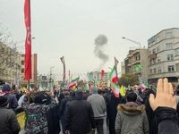 ویدئو | لحظه اصابت بمب به مکانی در نزدیکی مسیر راهپیمایی مردم تهران