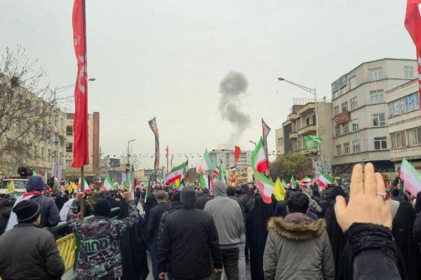 ویدئو | لحظه اصابت بمب به مکانی در نزدیکی مسیر راهپیمایی مردم تهران