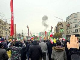 ویدئو | لحظه اصابت بمب به مکانی در نزدیکی مسیر راهپیمایی مردم تهران
