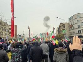 ویدئو | لحظه اصابت بمب به مکانی در نزدیکی مسیر راهپیمایی مردم تهران